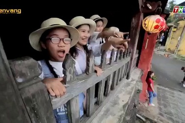 Cô bé 10 tuổi hát hit của Tùng Dương.