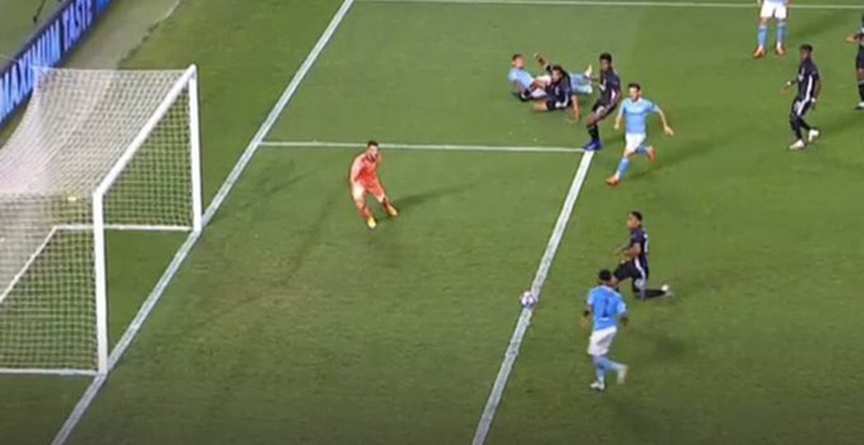 Pha bỏ lỡ khó tin của Sterling, khiến Man City bị loại cay đắng - 1