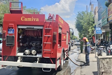 Cháy kho hàng đồ nhựa ở TPHCM