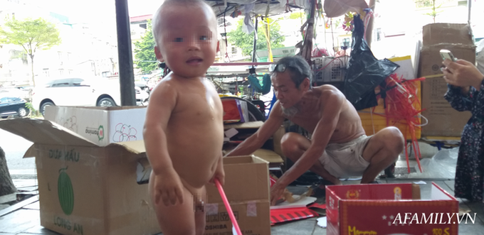 Xót xa bé trai hơn 1 tuổi mẹ đi tù, quanh năm trần truồng đi theo người đàn ông lạ ở Hà Nội - Ảnh 5. Xót xa bé trai hơn 1 tuổi mẹ đi tù, quanh năm trần truồng đi theo người đàn ông lạ ở Hà Nội - Ảnh 5.