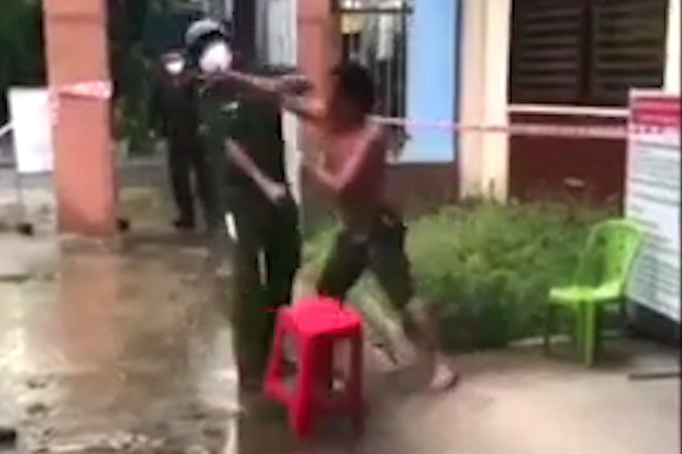 Đấm thẳng mặt Phó Trưởng công an phường vì bị nhắc đeo khẩu trang - 2