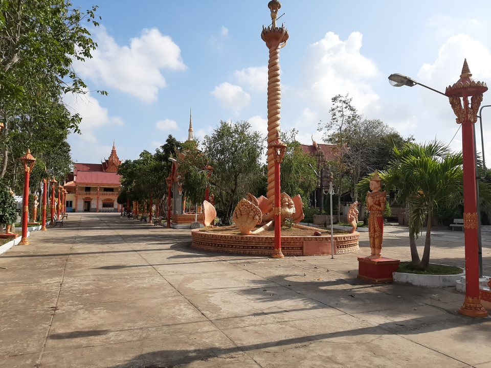 Nhiều chùa Khmer “vắng tanh” trong ngày Tết cổ truyền - 2 Nhiều chùa Khmer “vắng tanh” trong ngày Tết cổ truyền - 2