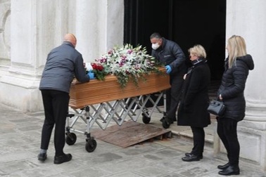 Quá tải thi thể Covid-19, nhân viên tang lễ Italia làm việc đến kiệt sức