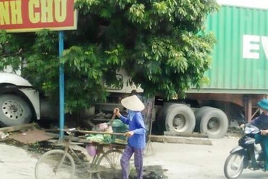 Lái xe ngủ gật, xe container "quét" hàng loạt quán ven đường