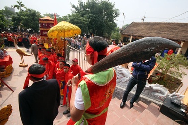 Người dân Ném Thượng tiếp tục chém lợn trong nhà kín