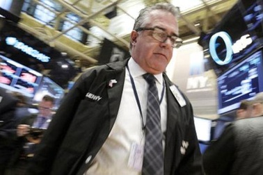 Hơn 2 nghìn tỷ USD bị “cuốn phăng” khỏi chứng khoán toàn cầu