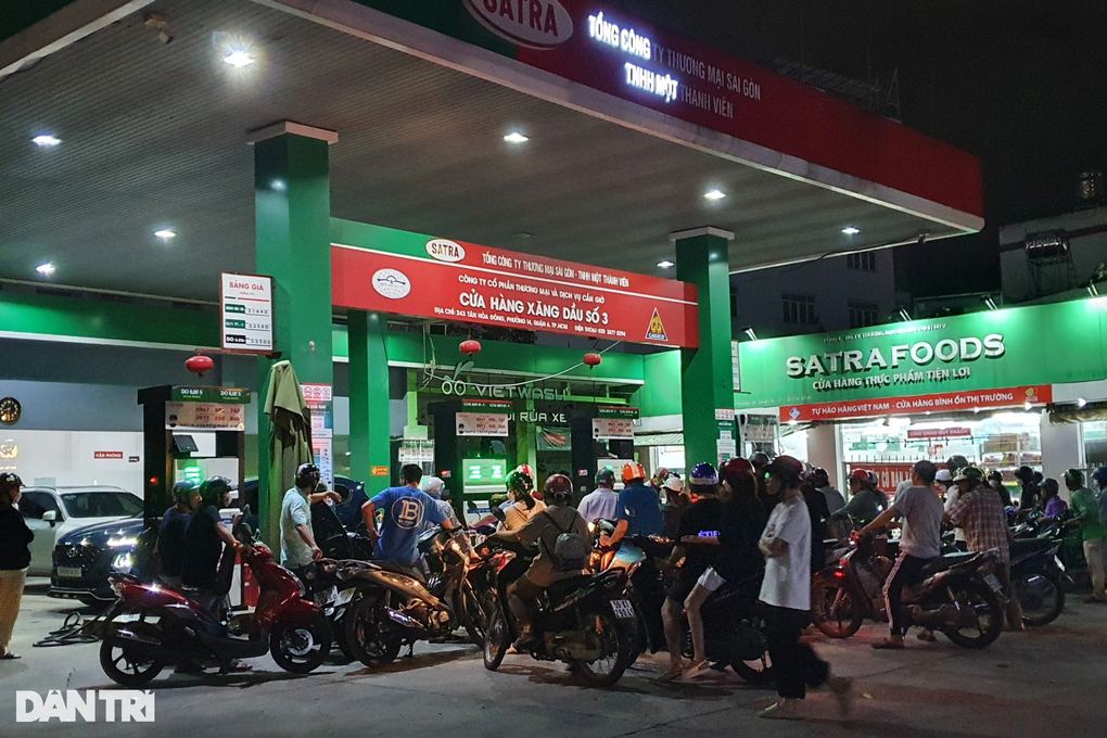 Nhiều cửa hàng xăng ở TPHCM ngừng bán - 4 Nhiều cửa hàng xăng ở TPHCM ngừng bán - 4