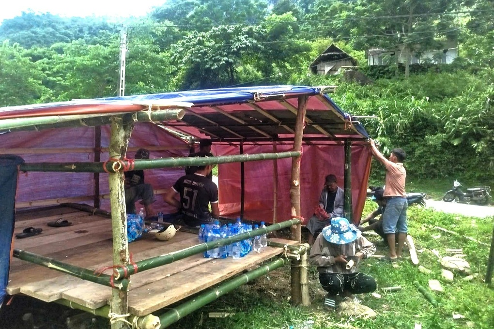 Mất trắng sau lũ, người dân dựng lán giữa đống hoang tàn ở tạm - 3 Mất trắng sau lũ, người dân dựng lán giữa đống hoang tàn ở tạm - 3