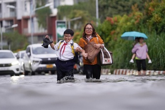 Triều cường ở TPHCM chiều nay có thể vượt mốc lịch sử