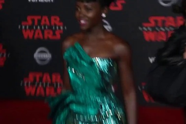 Lupita Nyong'o sành điệu trên thảm đỏ