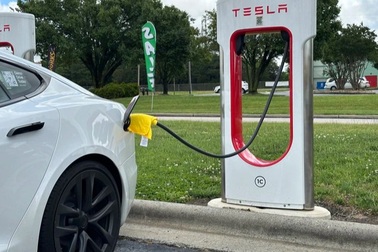 Tesla giải thích vì sao không nên quấn khăn ướt vào súng sạc với xe điện