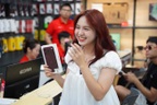 Nhuộm tóc để mua iPhone 18 Pro Max “hợp mệnh” nhưng thất vọng khi mở hộp