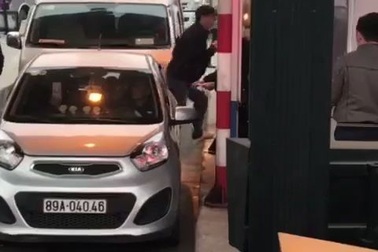 Tài xế bắt đầu trả tiền lẻ, xe cẩu khủng được điều tới trạm BOT quốc lộ 5