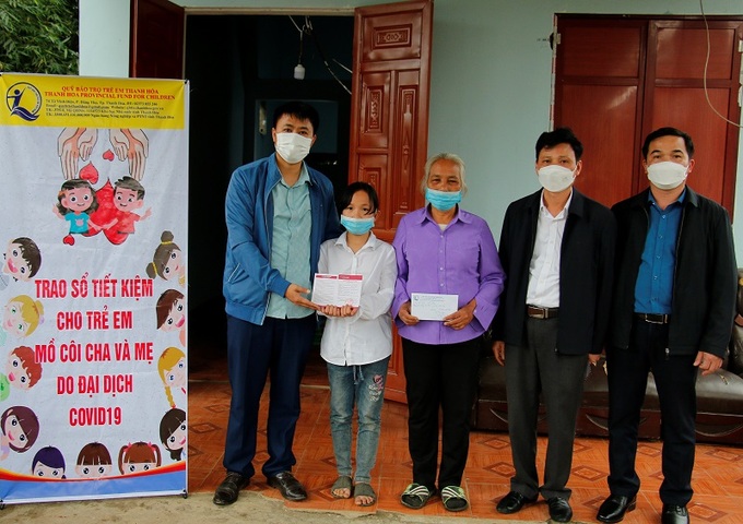 Đại diện Quỹ Bảo trợ Trẻ em tỉnh Thanh Hóa và chính quyền địa phương trao hỗ trợ cho cháu Trương Thị Thảo.