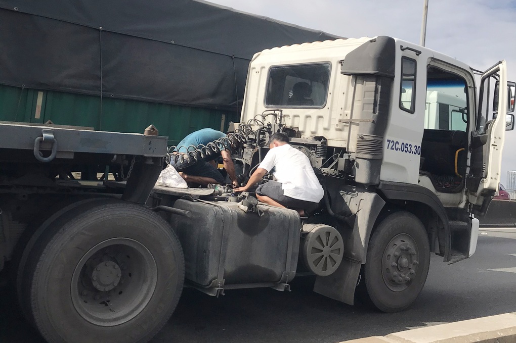 Cầu Phú Mỹ ùn tắc nghiêm trọng do xe đầu kéo chết máy - 1 Cầu Phú Mỹ ùn tắc nghiêm trọng do xe đầu kéo chết máy - 1