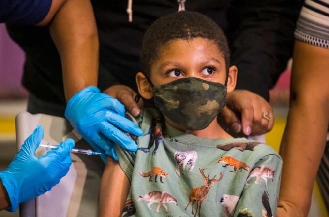Christopher Reyes, 9 tuổi, tiêm vaccine ngừa COVID-19 ngày 8/11/2021 tại New York. Ảnh: Getty Images