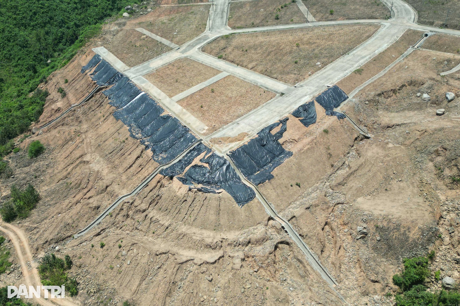 Nghĩa trang nằm trên đồi toàn đá khối, chưa hoàn thiện đã xói lở tan hoang - 3 Nghĩa trang nằm trên đồi toàn đá khối, chưa hoàn thiện đã xói lở tan hoang - 3