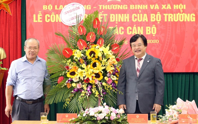 Bộ trưởng Đào Ngọc Dung trao quyết định hưởng chế độ bảo hiểm xã hội cho Tổng Cục trưởng Nguyễn Hồng Minh - Ảnh 14. Bộ trưởng Đào Ngọc Dung trao quyết định hưởng chế độ bảo hiểm xã hội cho Tổng Cục trưởng Nguyễn Hồng Minh - Ảnh 14.
