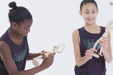 Nina Dobrev trổ tài tập yoga