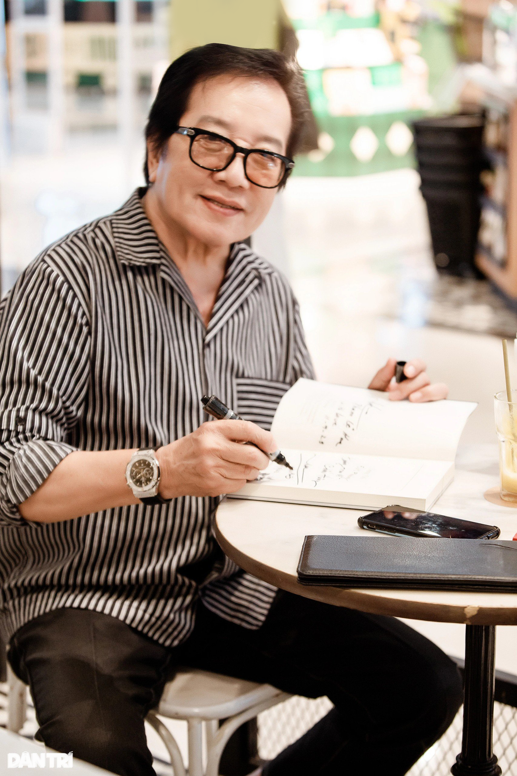 Elvis Phuong៖ ៤៣ ឆ្នាំនៃស្នេហាជាមួយប្រពន្ធក្មេងដំបូងបង្ហាញពីកូន ៤ នាក់របស់គាត់ - ២ Elvis Phương: 43 năm mặn nồng bên vợ kém tuổi, lần đầu hé lộ về 4 người con - 2