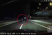 Rợn người những "bóng ma " băng qua đường cao tốc trong đêm