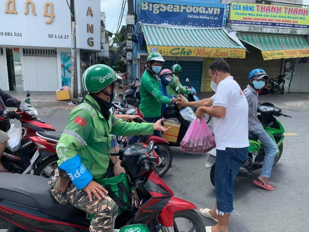 Đi phát gạo đến giờ siết chặt giãn cách, Quyền Linh vào chùa xin ngủ nhờ - 3 Đi phát gạo đến giờ siết chặt giãn cách, Quyền Linh vào chùa xin ngủ nhờ - 3