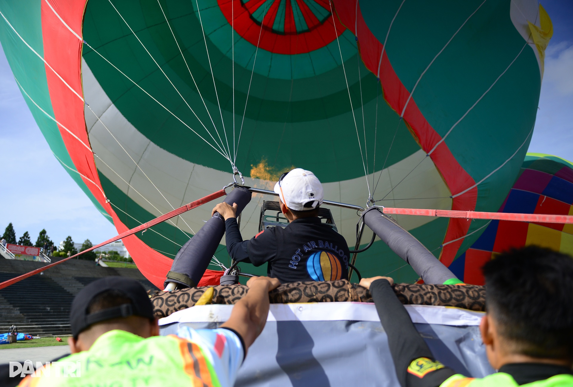 Langit Da Lat berwarna-warni semasa festival belon udara panas - 3 Bầu trời Đà Lạt rực rỡ sắc màu trong lễ hội khinh khí cầu - 3