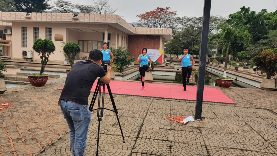 Học thể dục trực tuyến: Giảng viên “nai lưng” làm video bài giảng - 4