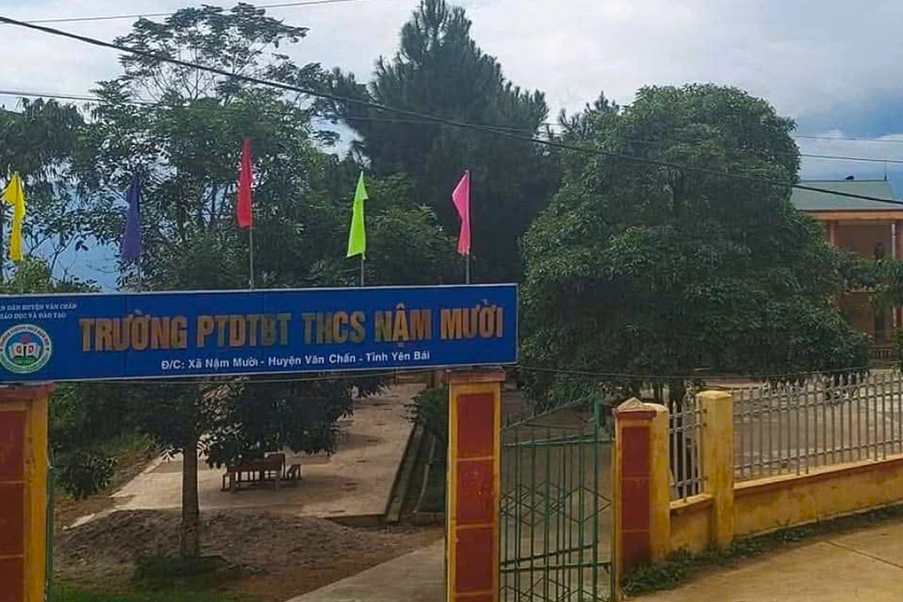 Đổ trụ cổng trường học, 2 anh em ruột tử vong - 1