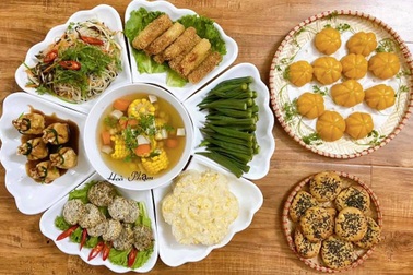 Mẹ đảm Hà Nội "đi chợ online", làm mâm cỗ chay 9 món cúng Rằm tháng 7