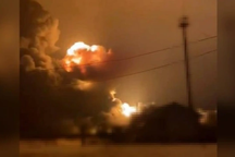 Ukraine tập kích xuyên biên giới, bắn cháy kho dầu Nga