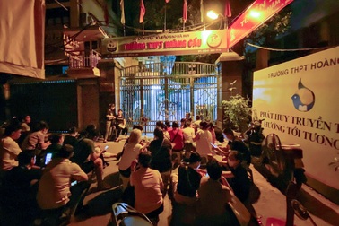 Nửa đêm phụ huynh quây trường Hoàng Cầu, Tạ Quang Bửu giành suất học lớp 10