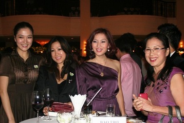 Ngắm “sao” trong đêm hội từ thiện