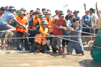 Bộ đội cùng người dân kéo tàu mắc kẹt sau lũ ở Lâm Đồng