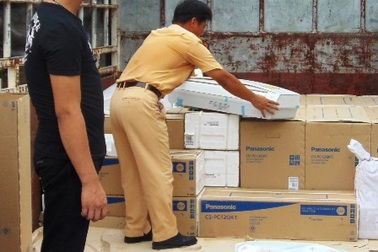 Bắt hàng nghìn bao thuốc lá lậu được ngụy trang tinh vi trên xe tải