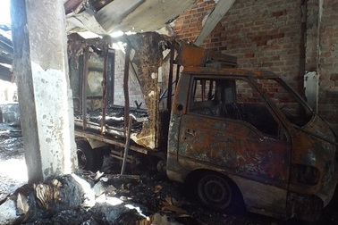 Hai xe ô tô bị thiêu rụi cùng xưởng kem