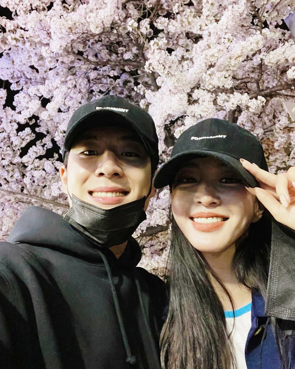 Chị đẹp Han Ye Seul thừa nhận bạn trai trẻ từng làm việc ở quán karaoke - 1 Chị đẹp Han Ye Seul thừa nhận bạn trai trẻ từng làm việc ở quán karaoke - 1