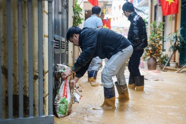 Sự cố đào ngầm metro Nhổn - ga Hà Nội: Người dân thâu đêm dọn nhà do bùn