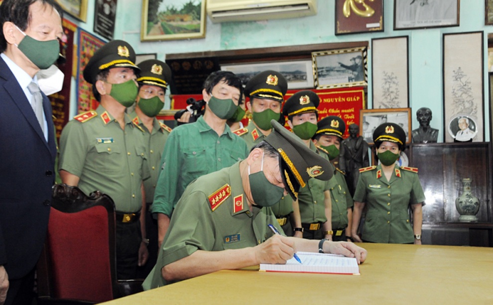 Bộ trưởng Bộ Công an dâng hương tưởng nhớ Đại tướng Võ Nguyên Giáp - 2 Bộ trưởng Bộ Công an dâng hương tưởng nhớ Đại tướng Võ Nguyên Giáp - 2