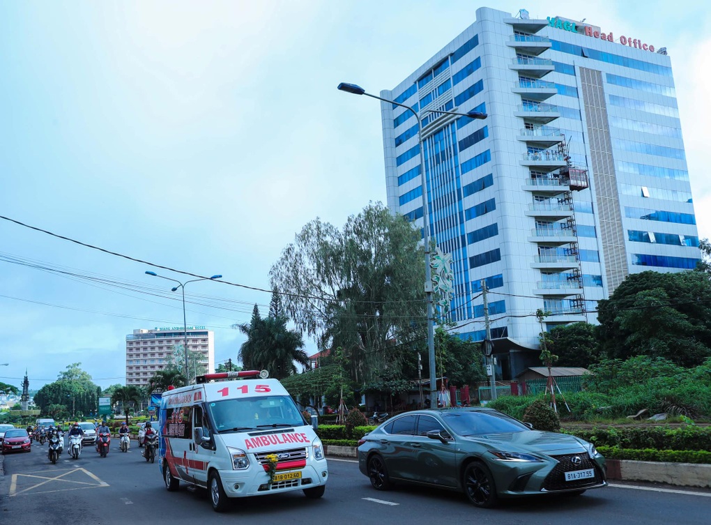Việc làm ý nghĩa của HAGL dành cho HLV Dương Minh Ninh ngày tiễn biệt - 2 Việc làm ý nghĩa của HAGL dành cho HLV Dương Minh Ninh ngày tiễn biệt - 2