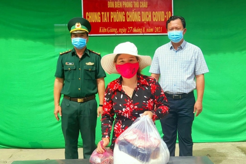 Bộ đội Biên phòng mổ heo, mua gạo... tặng bà con xã đảo khó khăn - 5 Bộ đội Biên phòng mổ heo, mua gạo... tặng bà con xã đảo khó khăn - 5