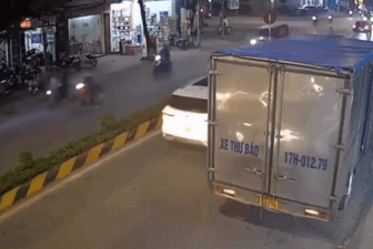 Ô tô con bị kẹp chặt giữa hai xe tải vì lỗi không ít tài xế Việt mắc phải