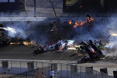 Tai nạn kinh hoàng trên đường đua Indy500