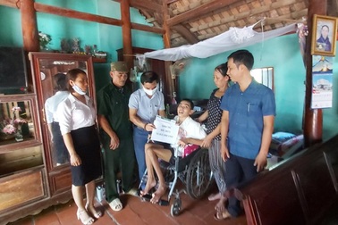 Bạn đọc giúp đỡ người phụ nữ có chồng, con nằm liệt giường chờ chết