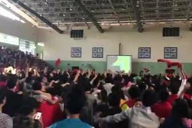 Sinh viên ĐH Bách khoa Hà Nội nồng nhiệt cổ vũ bóng đá