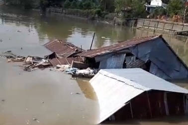 Sóc Trăng: Thêm 3 nhà dân bị “nuốt” xuống sông