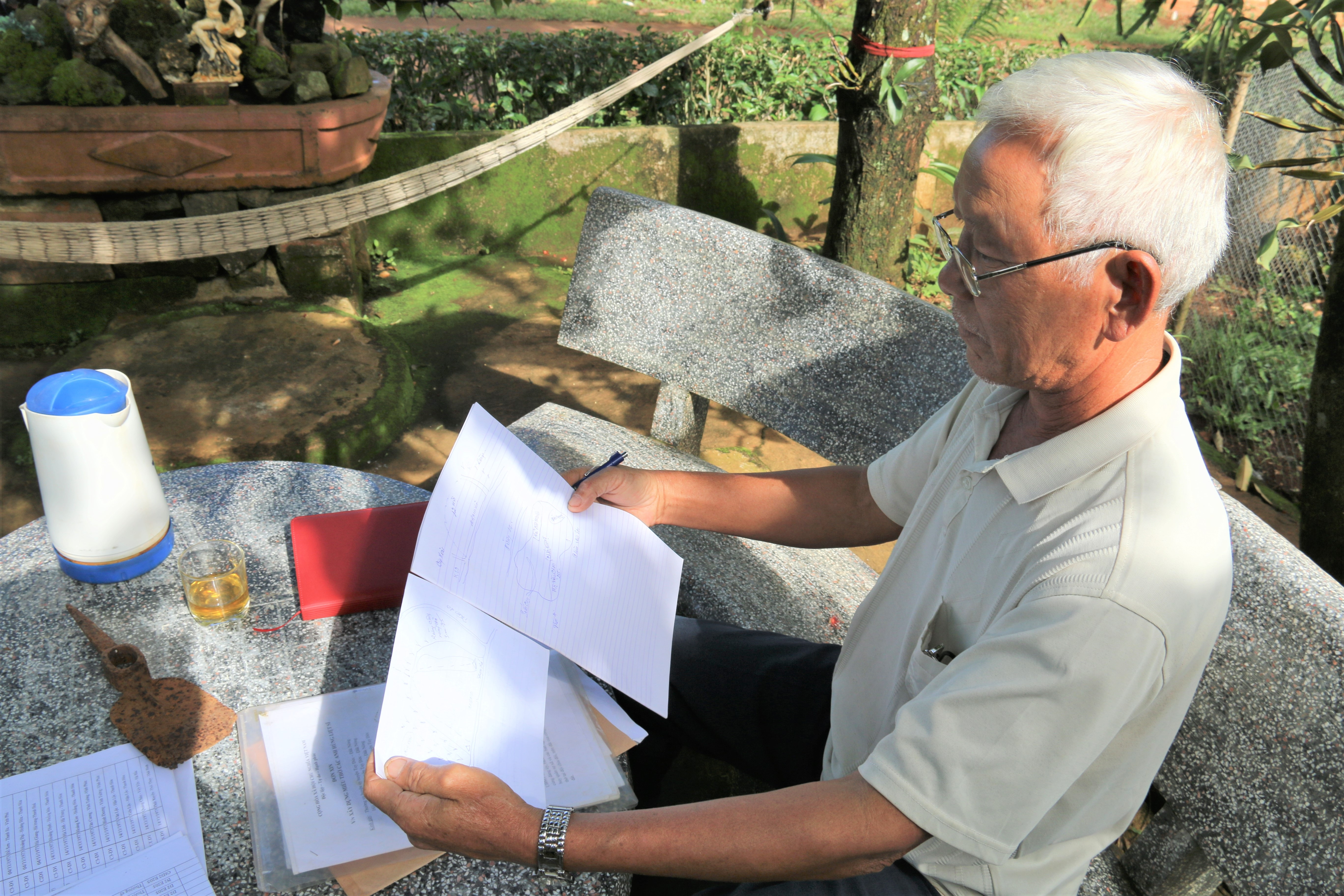 Người bệnh binh vẽ sơ đồ mộ đồng đội bằng những ký ức lửa - 5 Người bệnh binh vẽ sơ đồ mộ đồng đội bằng những ký ức lửa - 5