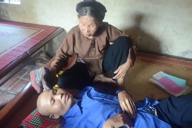 Bé trai mò cua bắt ốc giữa ngày tết mong cứu mẹ