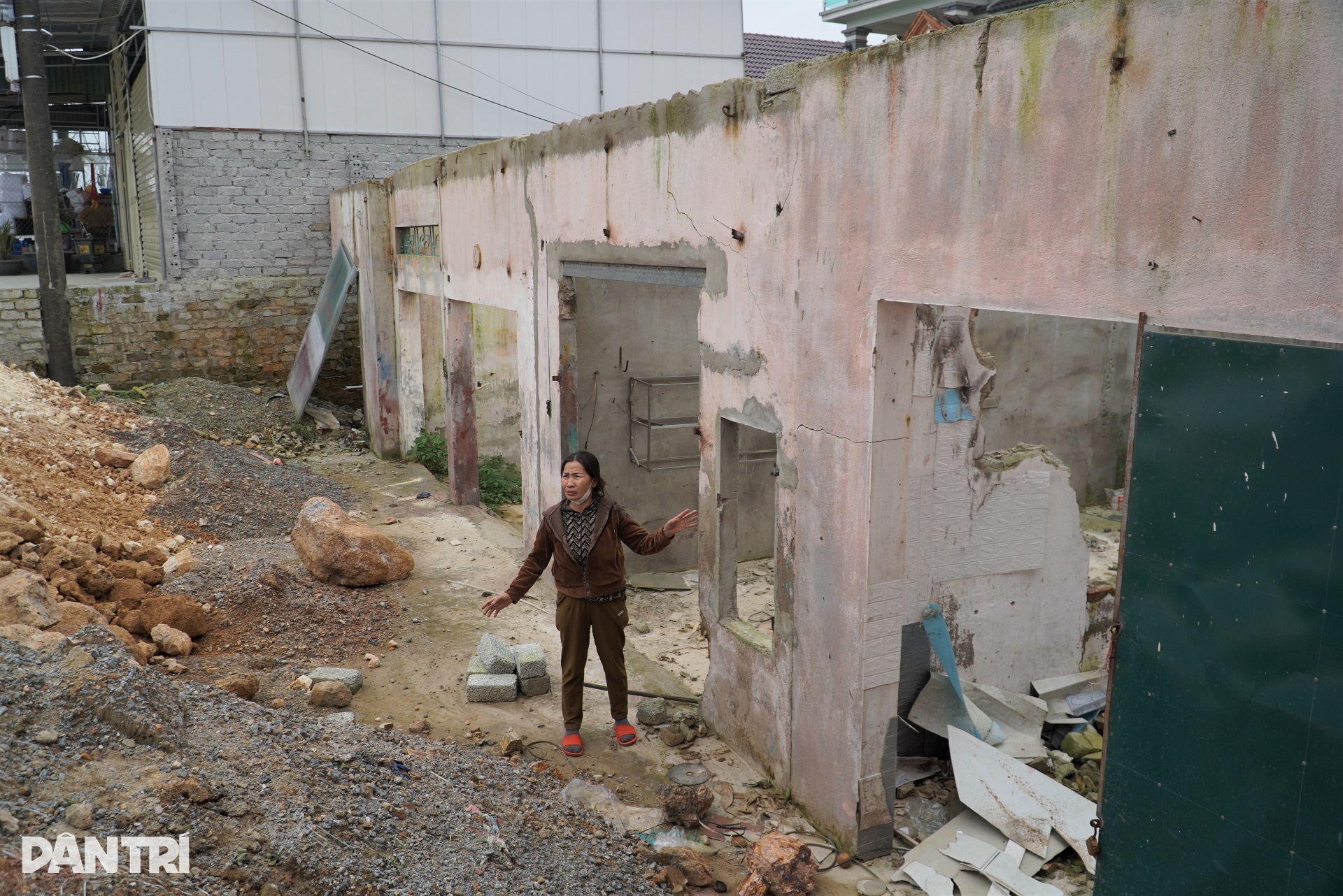 Dự án nghìn tỷ đi qua, nhà dân thành hầm, bơm nước mưa cả ngày không hết - 6