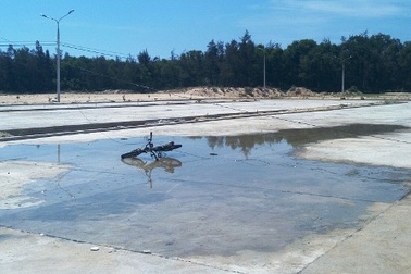 Vướng dây điện khi đi xe đạp, bé trai chết thảm